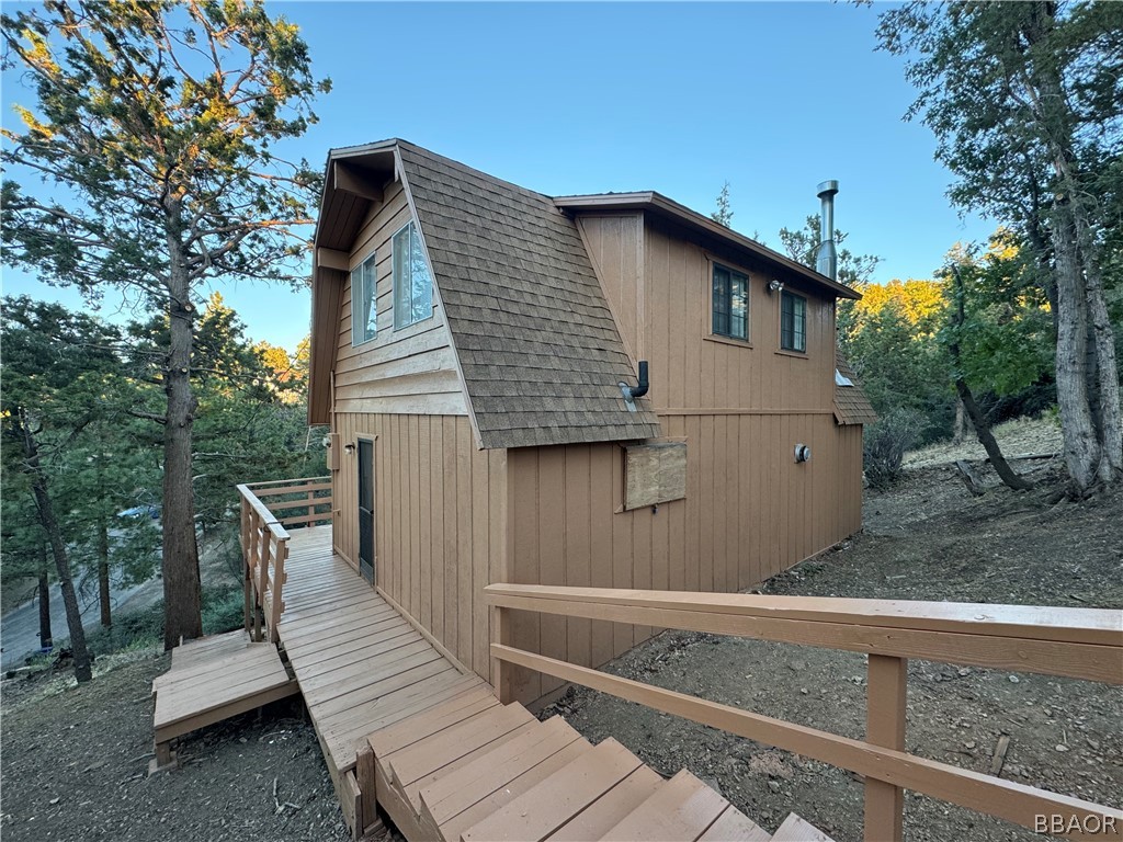 a view of a house with backyard