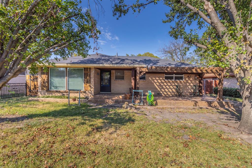 a view of a house with backyard and porch