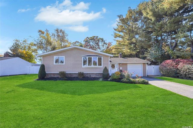 $679,900 | 12 Sharon Lane | Deer Park