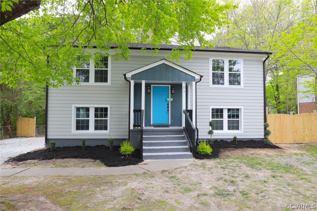 a view of a house with backyard