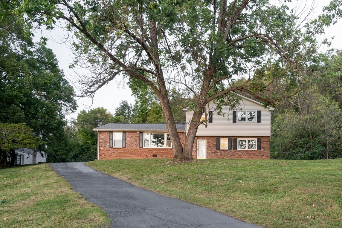 a view of a house with a yard