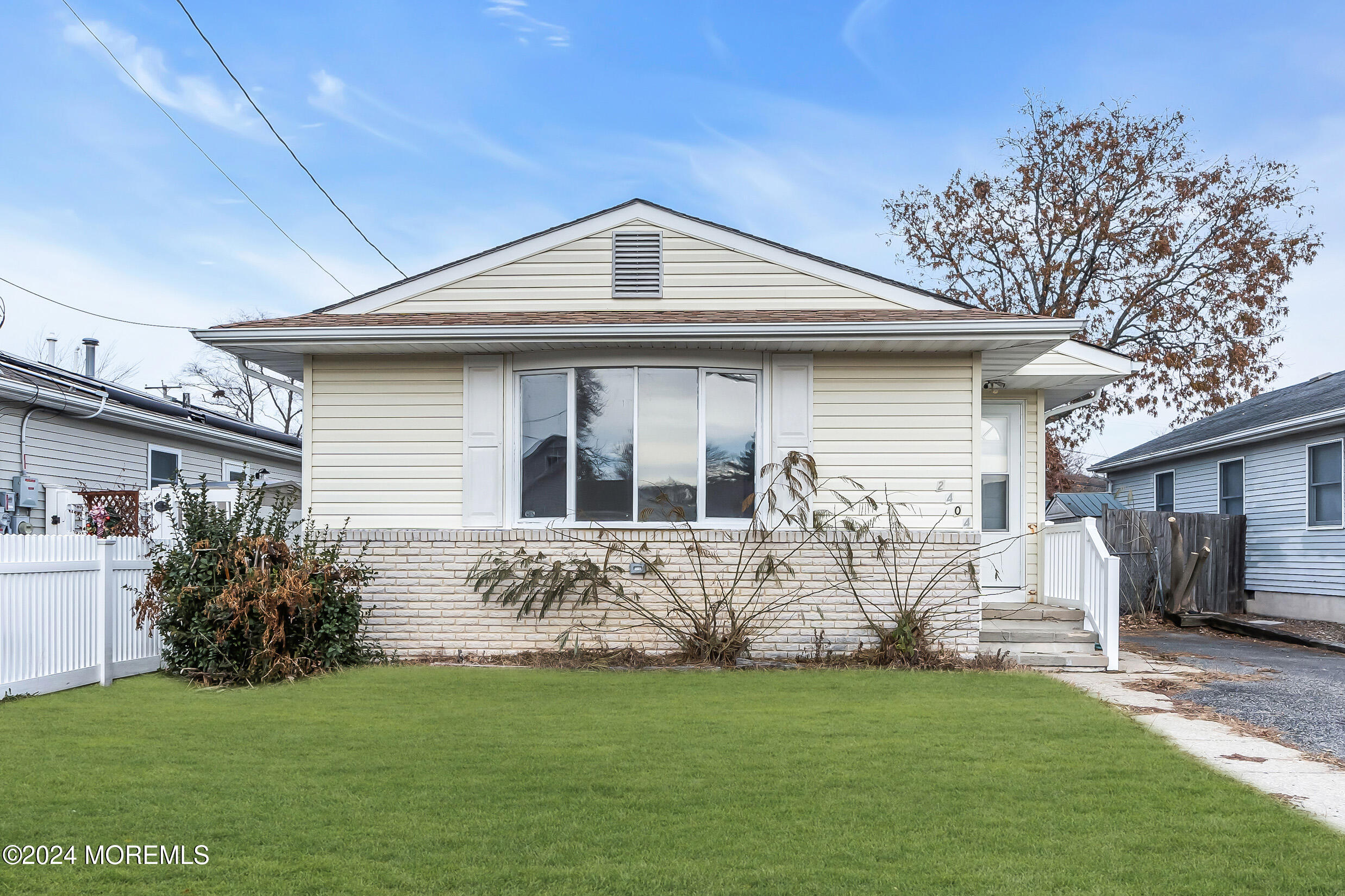 a view of a house with yard