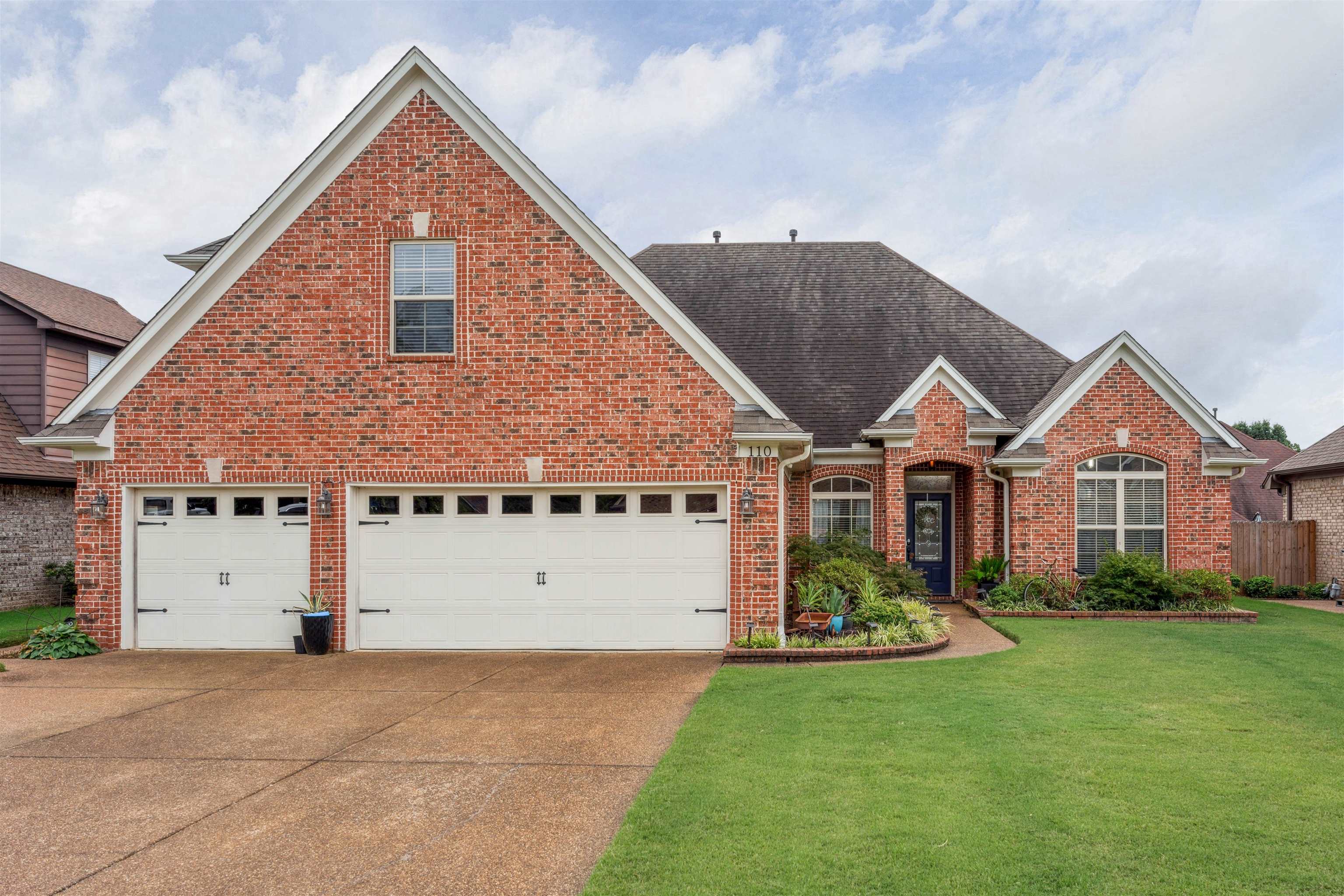 Front facade with a front yard