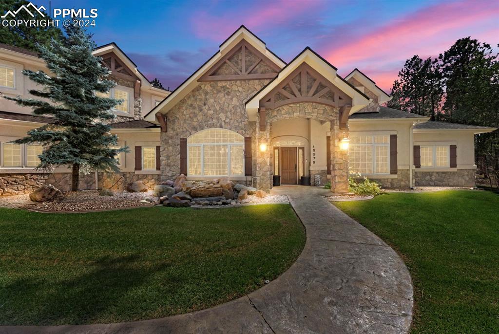 Craftsman house featuring a lawn