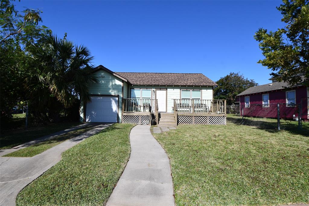 a view of a house with a backyard