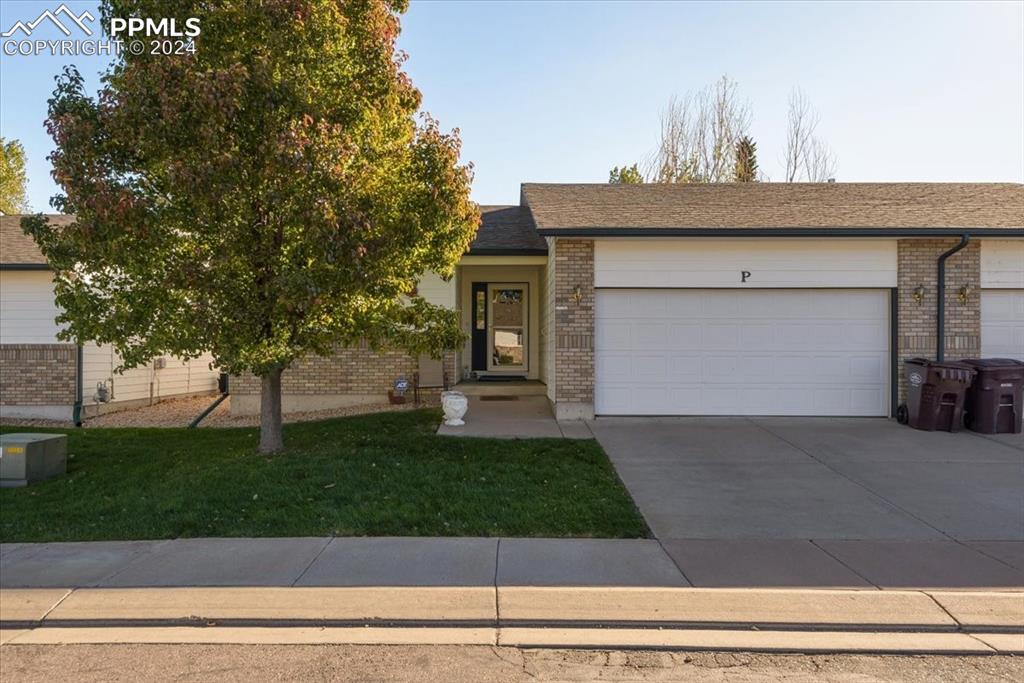 a view of a house with a yard