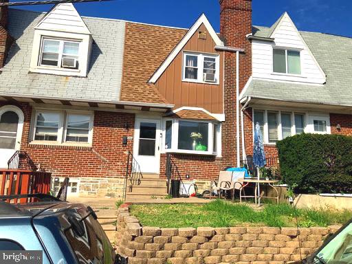 a view of a yard in front of house