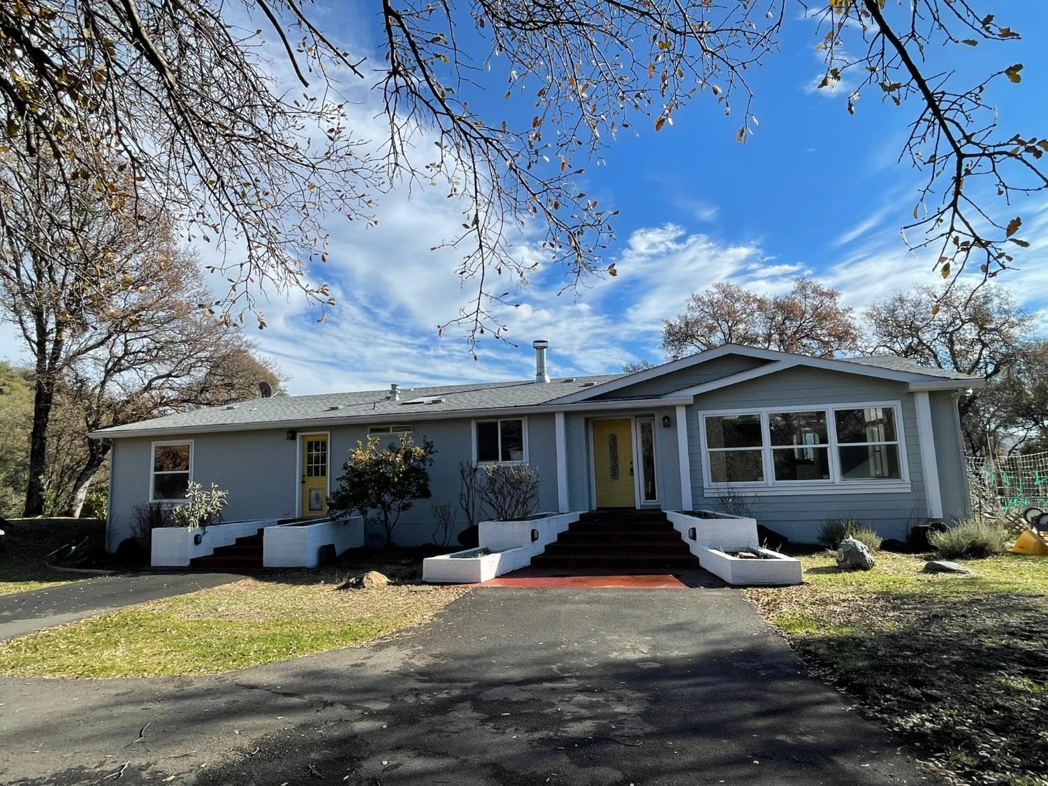 a view of a house with backyard