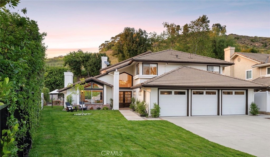 a view of a yard in front of house