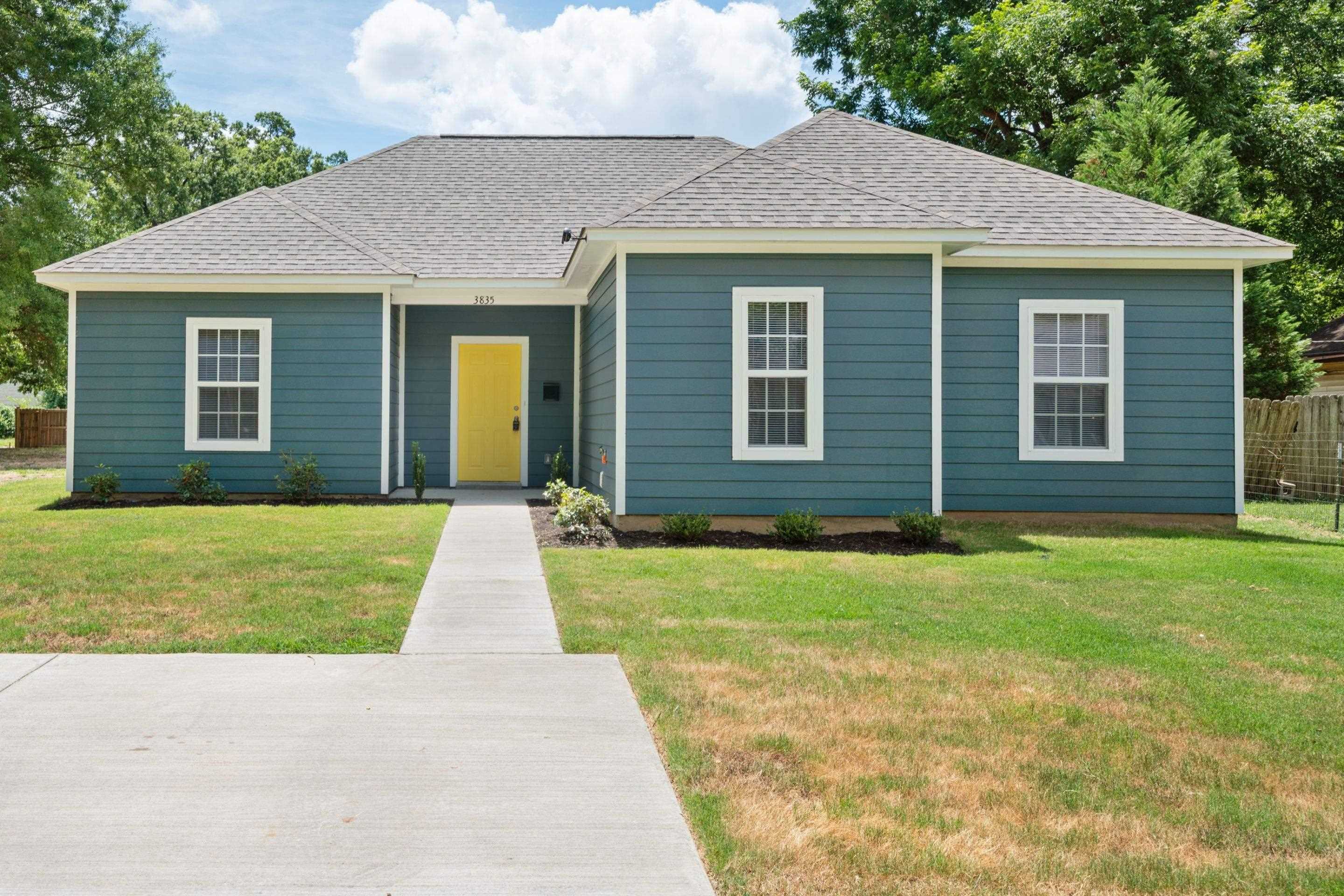 View of front of home featuring a front lawn