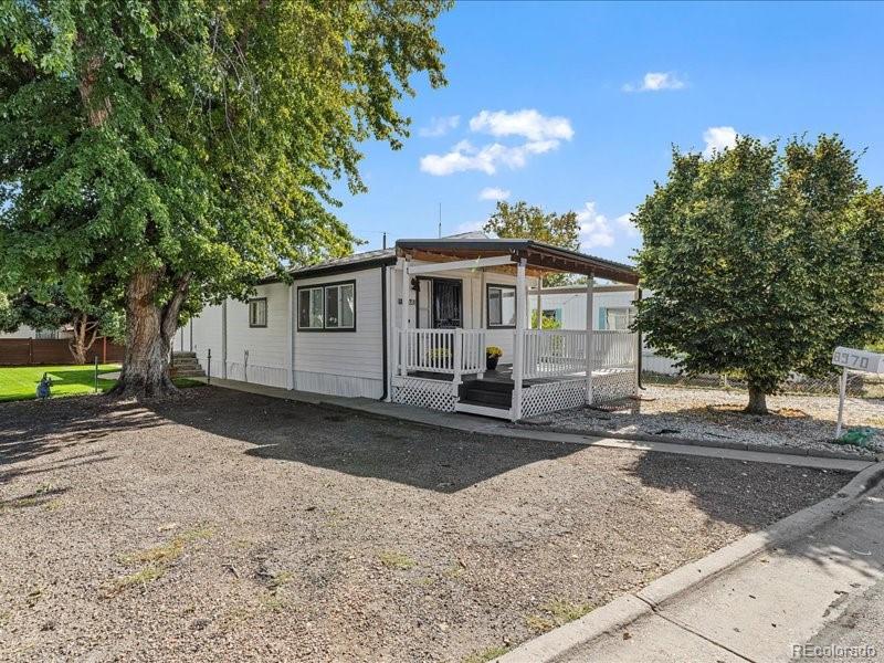 a view of a house with backyard