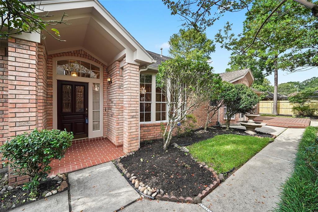 Lovely entrance with fountain