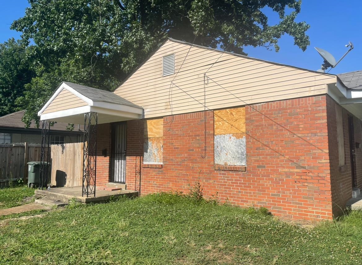 a view of a house with backyard