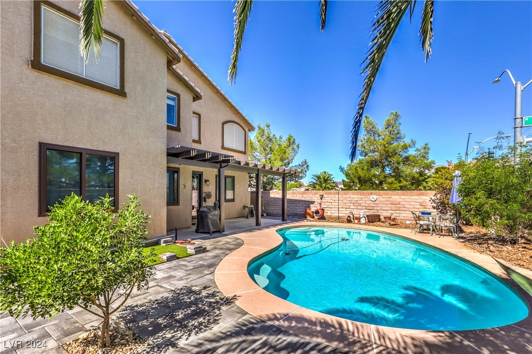 Pool nice backyard