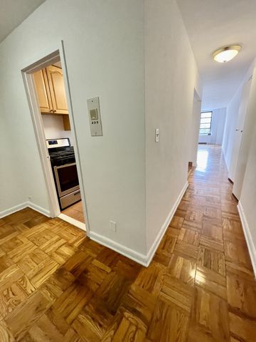 $2,200 | 23-35 Broadway, Unit 1H | Astoria