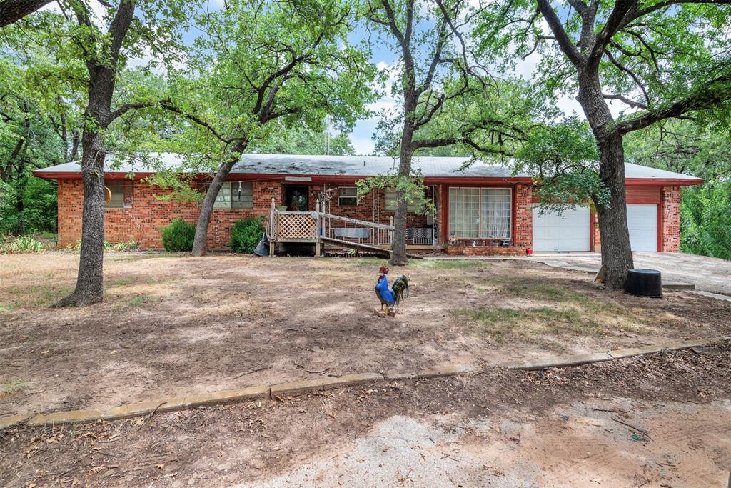 a view of a house with backyard