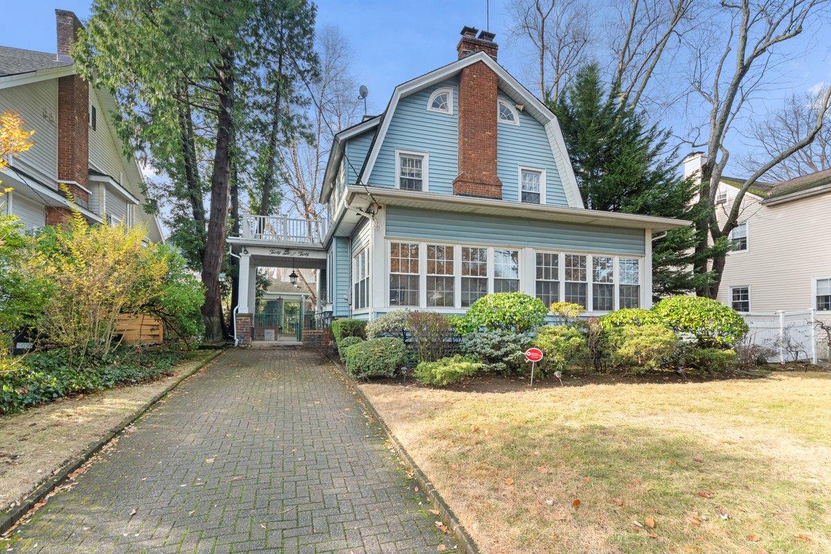 View of front of property featuring a front lawn