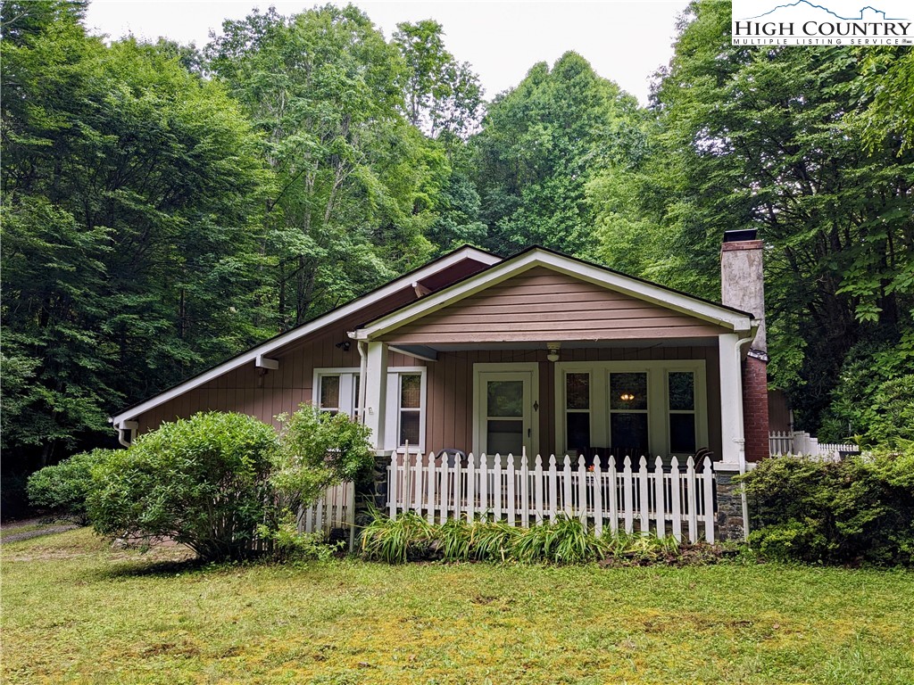 a view of front of house with a yard