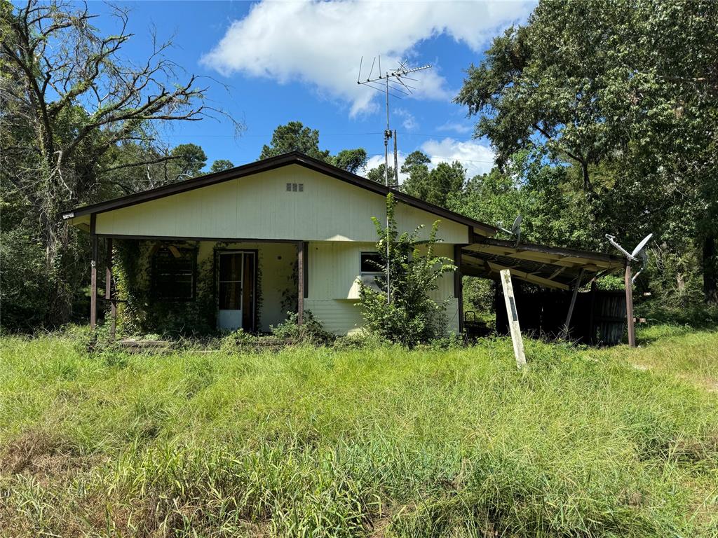 a view of a house with backyard and garden