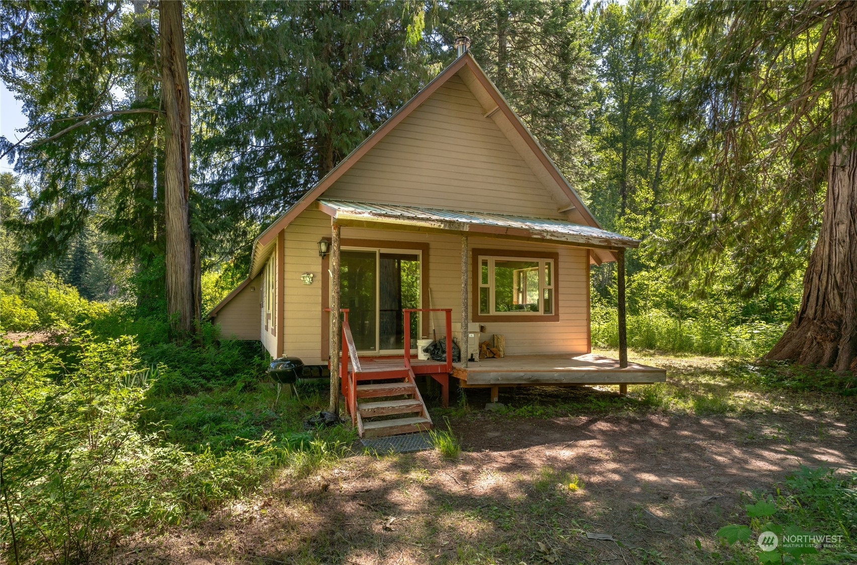 a view of house with a yard