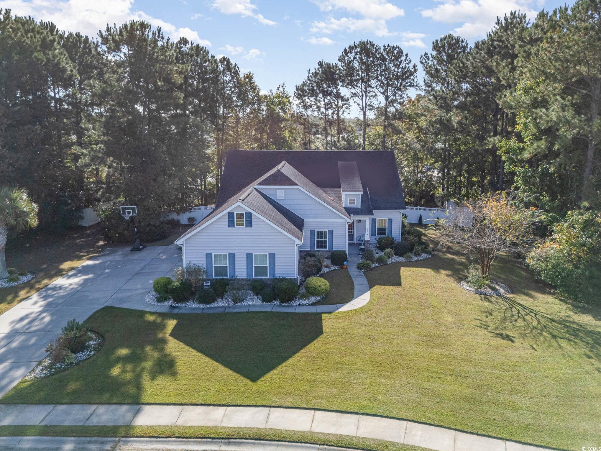 View of front facade featuring a front yard