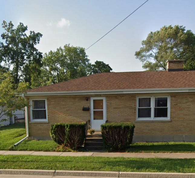 a view of a house with a yard