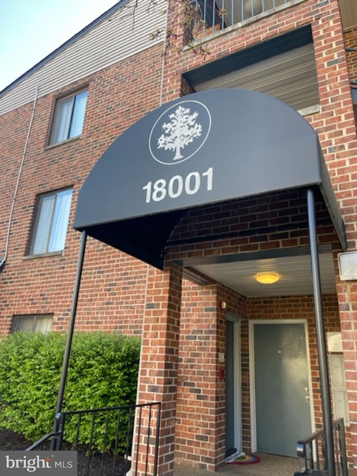 a view of entryway with a front door