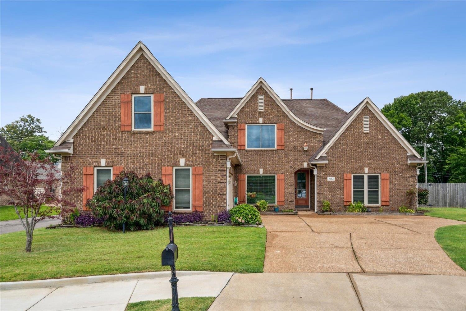 View of front facade with a front lawn