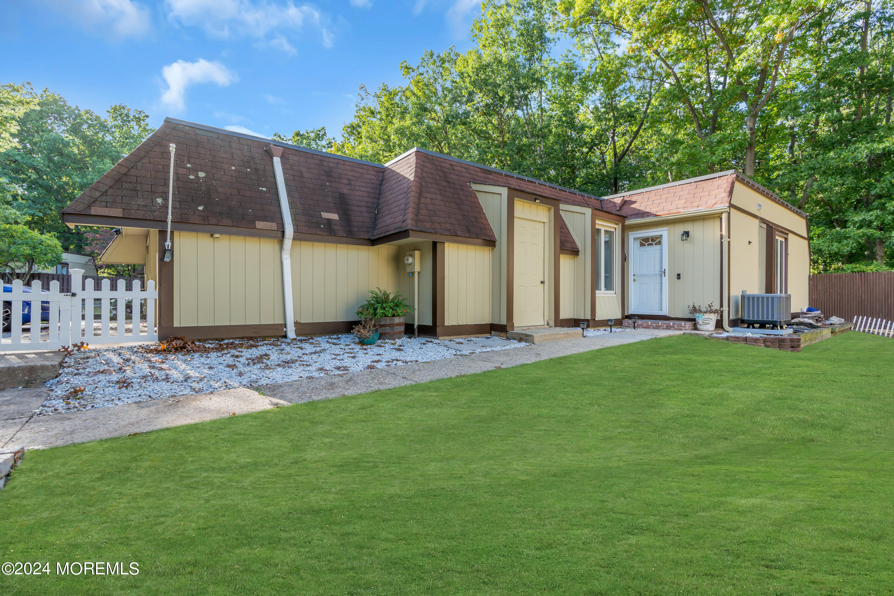 a view of a back yard of the house