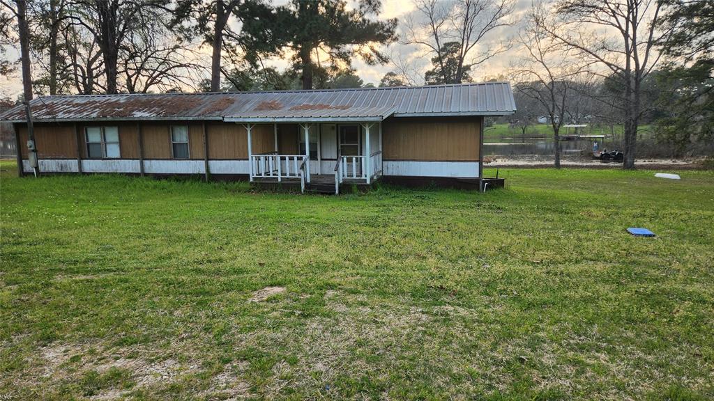 a view of a house with a backyard