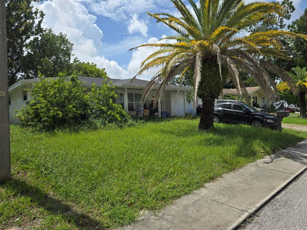 a view of a house with a yard