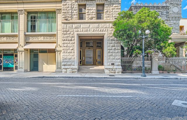 $2,000 | 235 East Commerce Street, Unit 400 | Downtown San Antonio