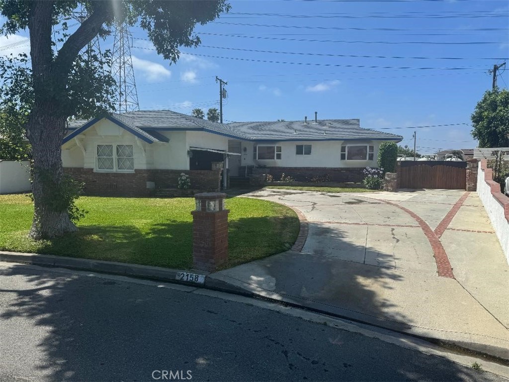 a view of a house with a sink yard