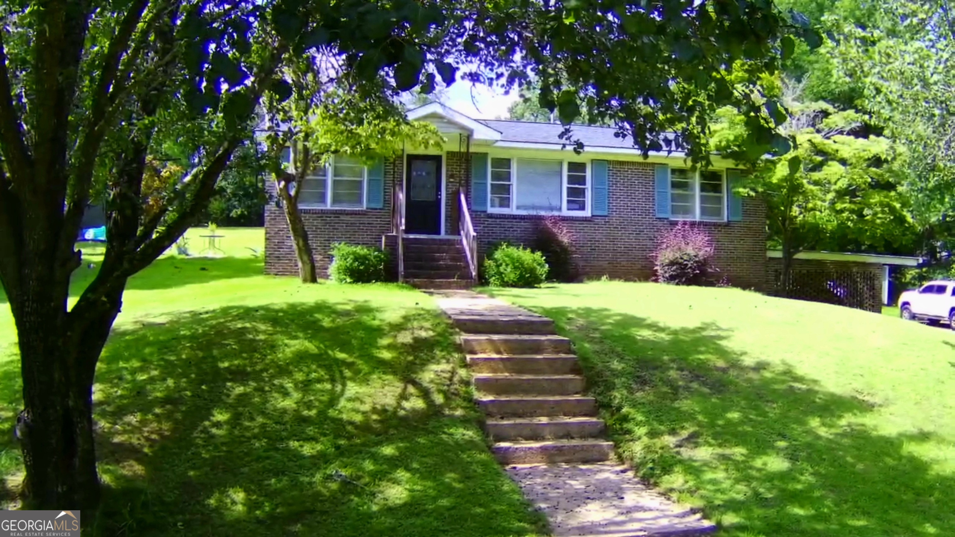 a view of a house with a yard