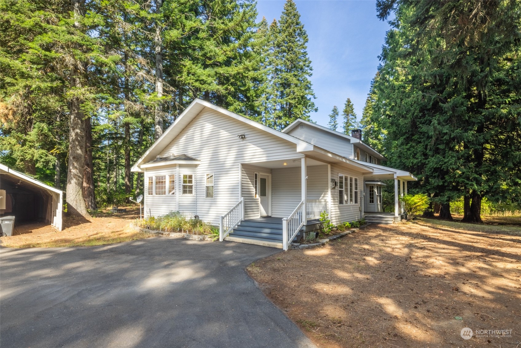 a view of a house with backyard and trees