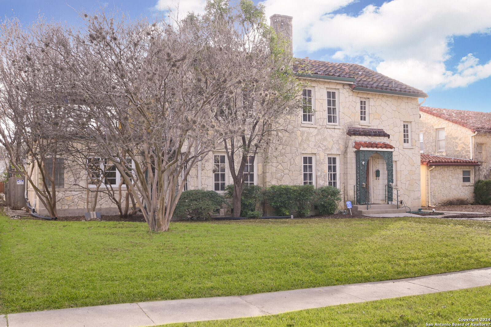 a front view of house with yard