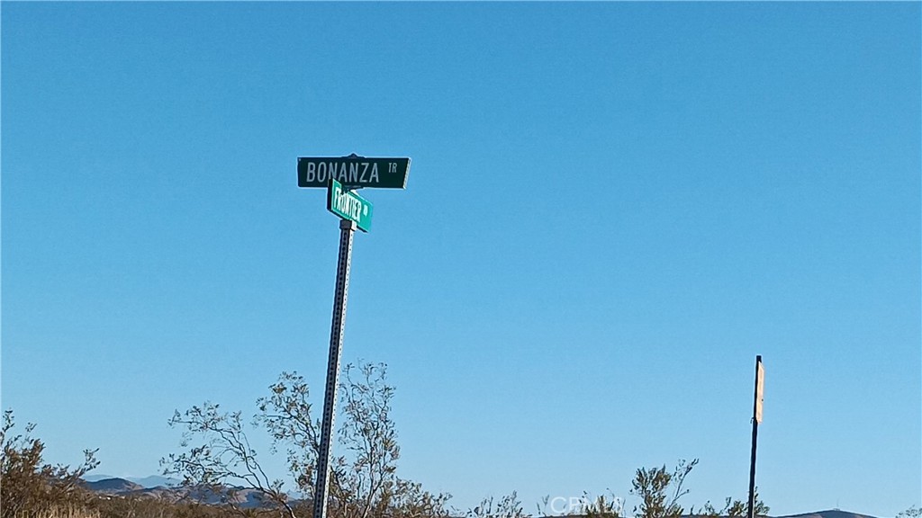 a street sign on a wall next to a road