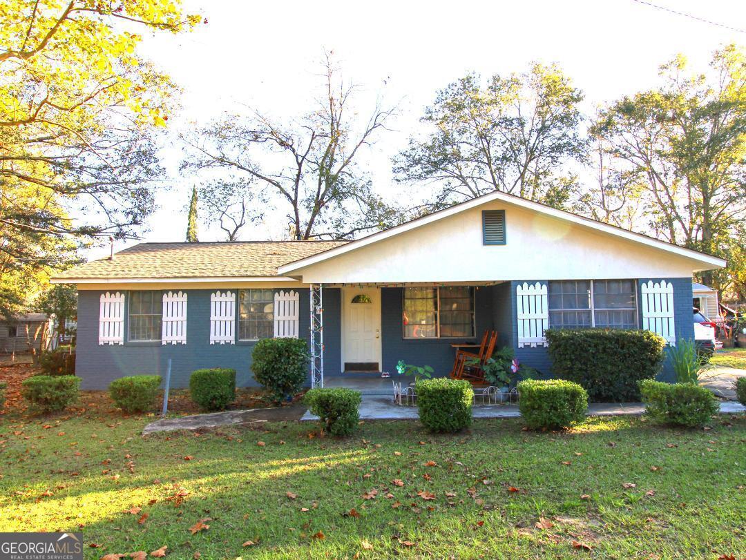 a view of a house with backyard