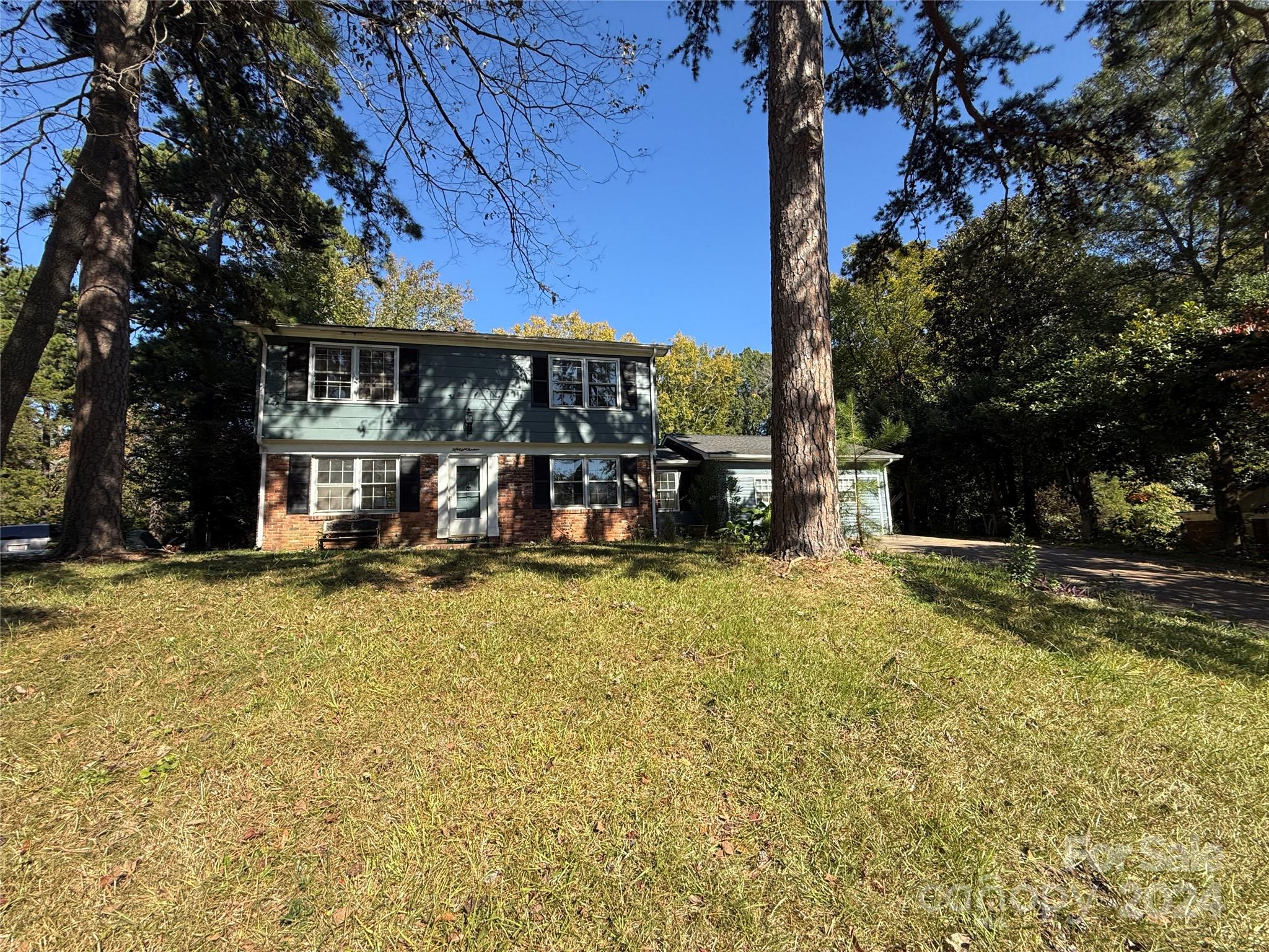 a view of a house with a yard