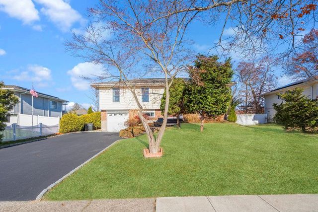 $699,999 | 36 Tanglewood Drive | Smithtown Hamlet