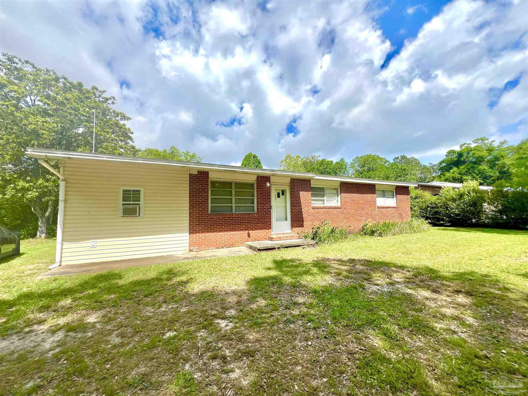 a view of a house with a yard