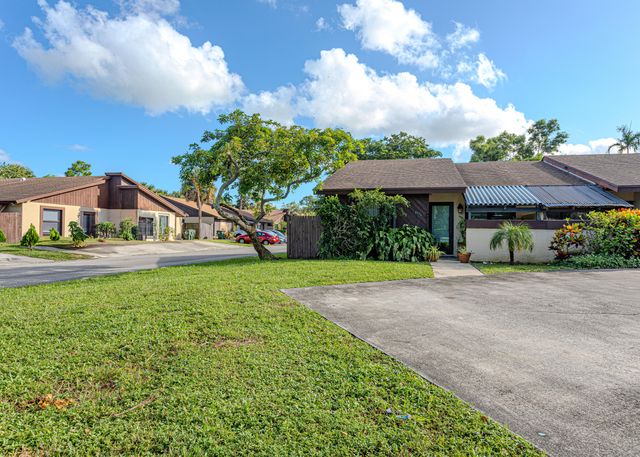 $323,700 | 3773 Mil-Stream Court | Greenacres