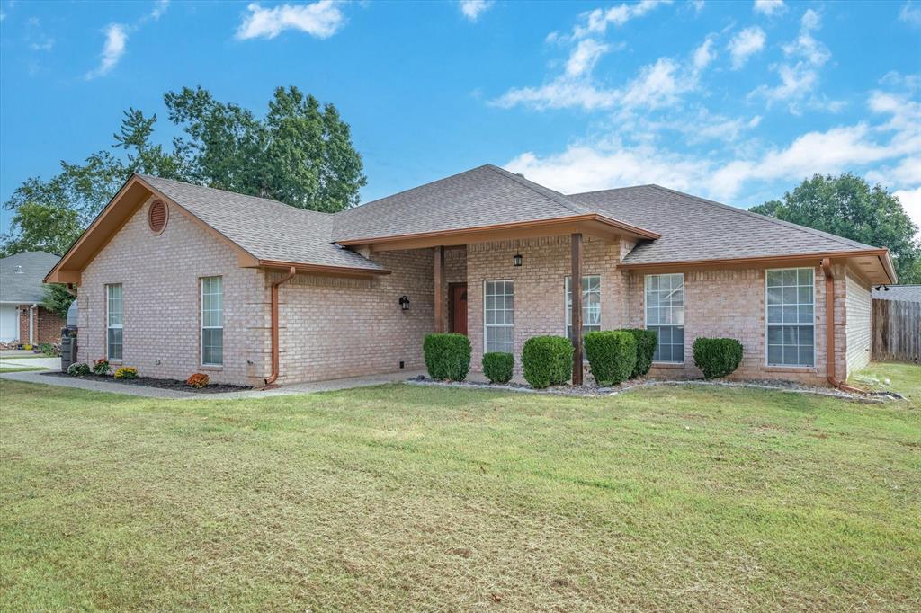 a view of a house with a yard