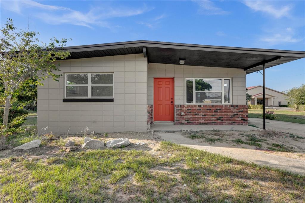 a view of a house with a backyard