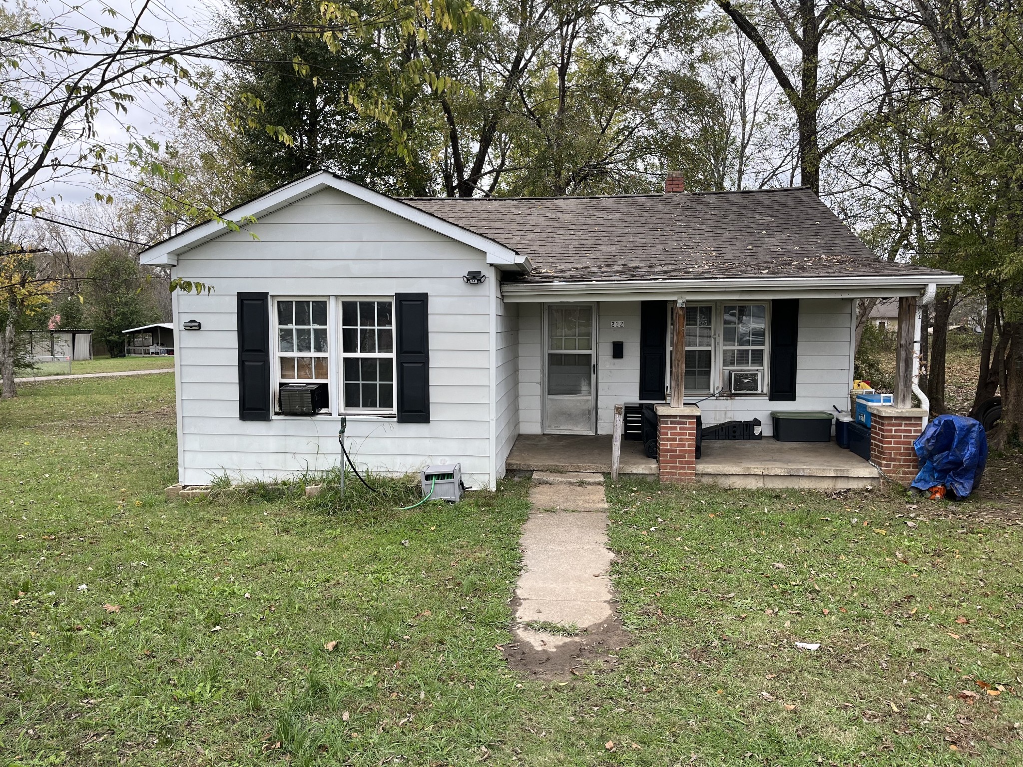 a view of a house with a yard