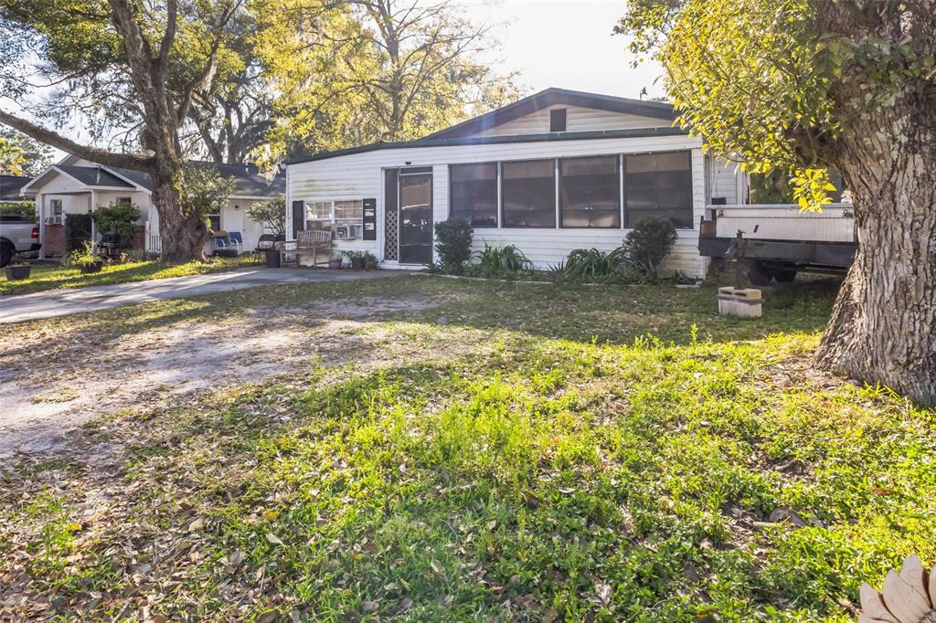 a view of a yard in front of house