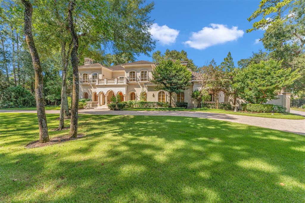 a view of a house with a big yard