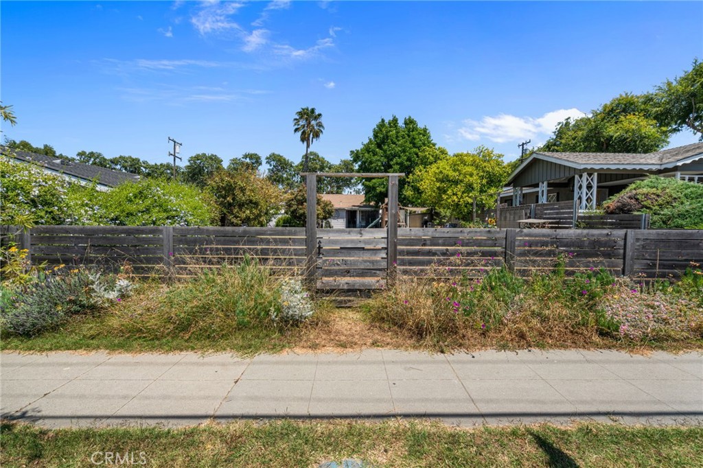 a view of a yard in front of a house