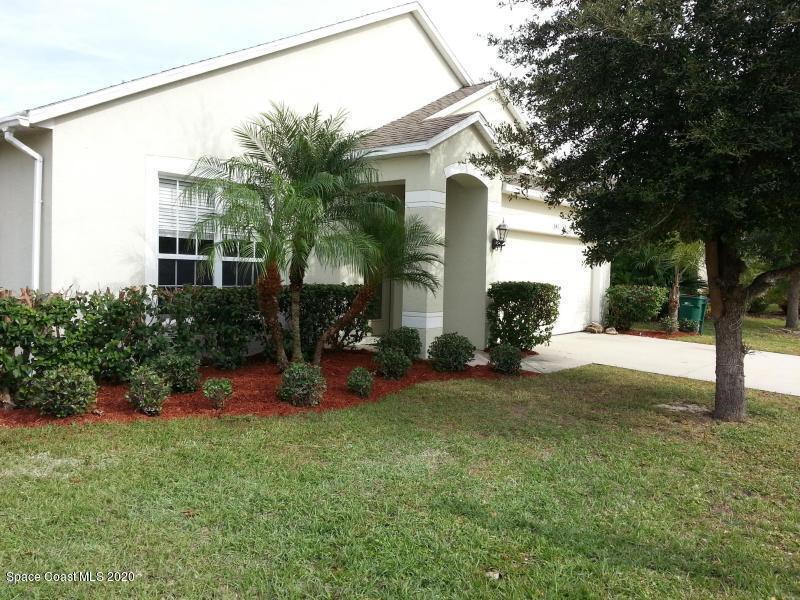 a view of a house with backyard and garden