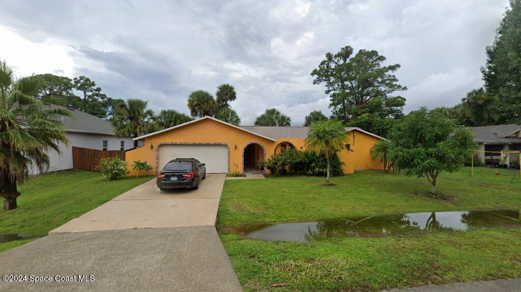 a view of a house with yard and tree s